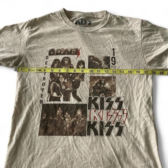 Kiss Graphic Tee in Cream - Picture 6 of 8